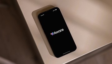 Ein Smartphone, das das Logo der Aware-App auf einem schwarzen Bildschirm anzeigt.