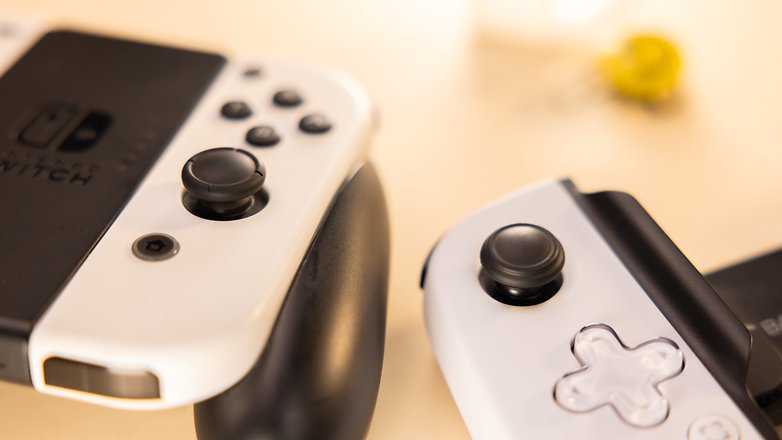 A gauche, le joystick d'un joy-con de Nintendo Switch, à droite, le joystick de la manette Backbone One