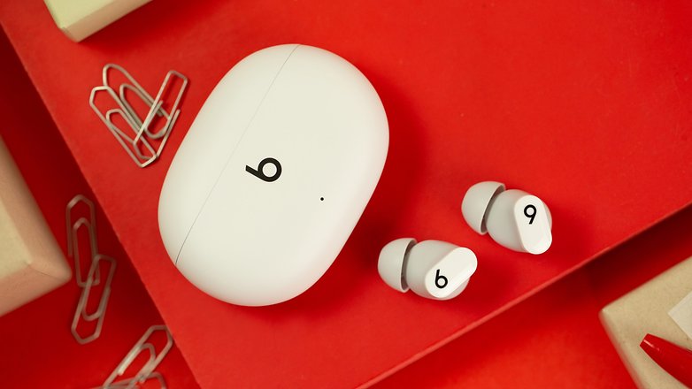 NextPit Beats Studio Buds headphones case