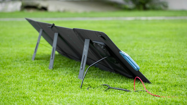 Faltbares Solarpanel von Bluetti auf Rasen