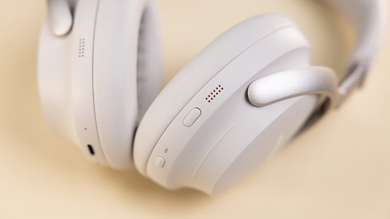 Die physischen Tasten der Bose QC Ultra Headphones in Nahaufnahme