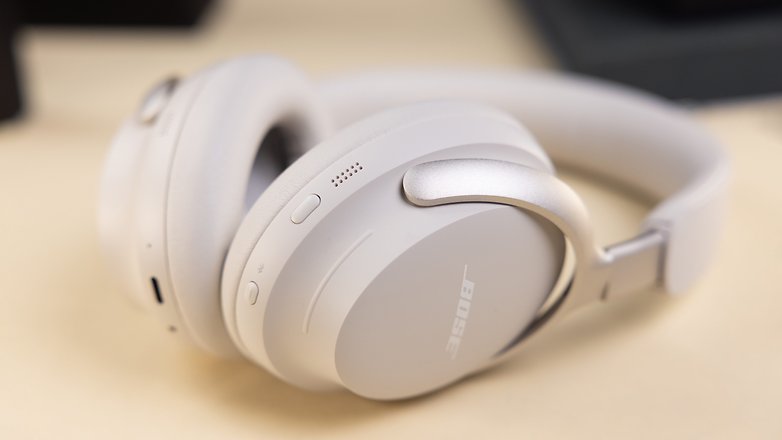 Un zoom sur la bande capacitive du Bose QC Ultra Headphones servant de curseur de volume