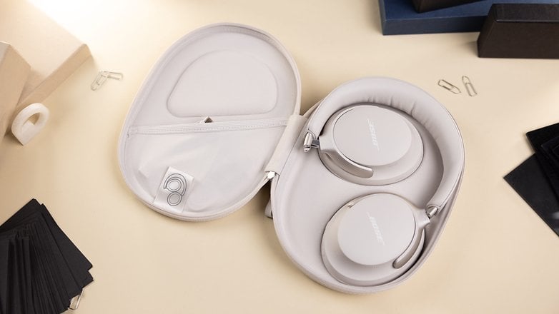 Die Bose QC Ultra Headphones im offenen Case