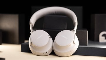 Bose QC Ultra in weiß auf einem Tisch