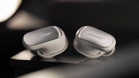 Les écouteurs Bose QuietComfort Ultra Earbuds vus de face et posés sur une table