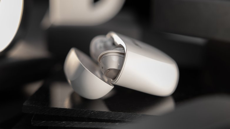 Les écouteurs Bose QuietComfort Ultra Earbuds rangés dans leur boîtier