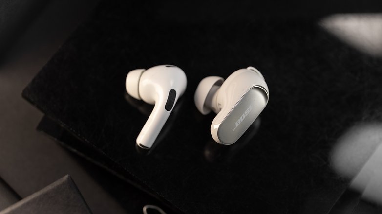 Bose und Apple-Kopfhörer direkt nebeneinander