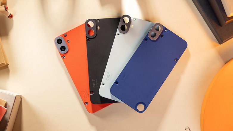 Les quatre coques du CMF Phone 1 dans les coloris suivants, de gauche à droite: orange, noir, vert clair et bleu.