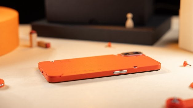 Le CMF Phone 1 vu de côté et posé à plat sur une table.