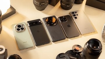 Samsung Galaxy S24 Ultra, Apple iPhone 15 Pro, Google Pixel 8 Pro, Xiaomi 14 Ultra und Honor Magic 6 Pro auf einem Tisch nebeneinander