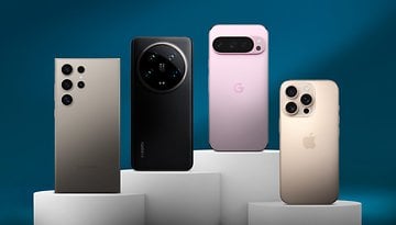 Vier Smartphones auf einem Podest angeordnet, die ihre Kameradesigns vor einem blauen Hintergrund zeigen.