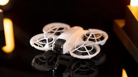 Um drone DJI Neo é exibido sobre uma superfície refletiva com iluminação suave.