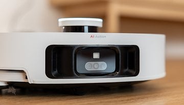 Nahaufnahme des Dreame X50 Ultra Saugroboters mit einer AI Action-Taste und Kamera.