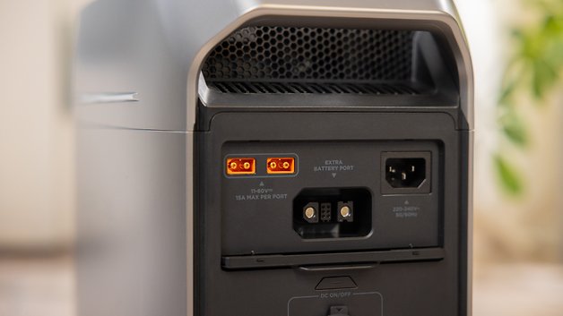 Vue arrière d'une station d'alimentation portable EcoFlow Delta 3 Plus avec ports de batterie et spécifications électriques.