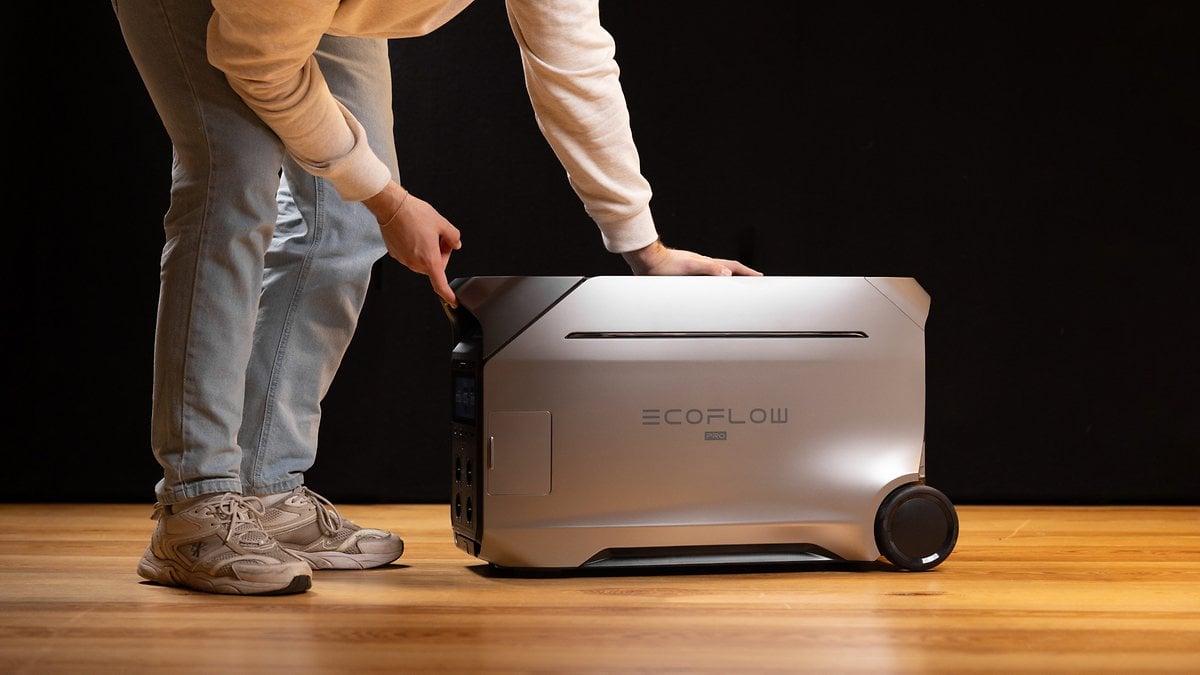 Une personne ajustant la station d'énergie portable EcoFlow Delta Pro.