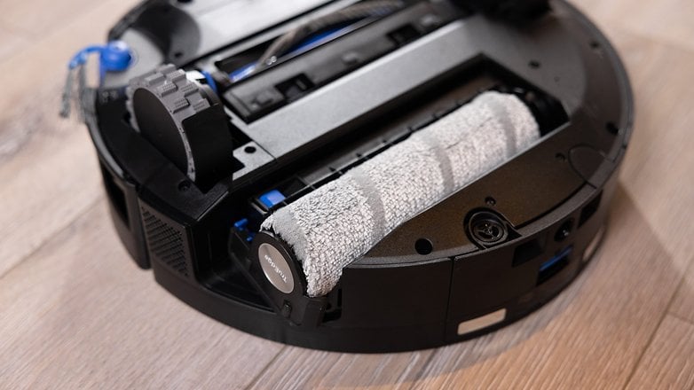 Nahaufnahme des Moppelements des Ecovacs Deebot X11 Omnicyclone Saugroboters. Nahaufnahme des Moppelements des Ecovacs Deebot X11 Omnicyclone Saugroboters.