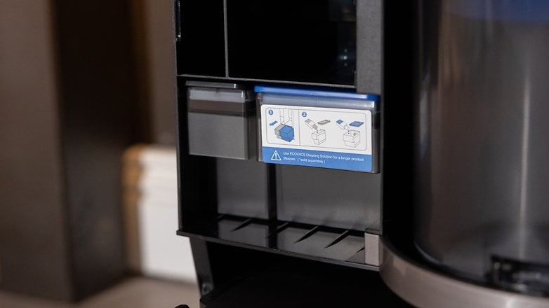 Nahaufnahme des ECOVACS Deebot X11 OmniCyclone-Fachs mit Anweisungen zur Reinigungslösung. Nahaufnahme des ECOVACS Deebot X11 OmniCyclone-Fachs mit Anweisungen zur Reinigungslösung.