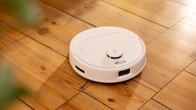 Un aspirateur robot Ecovacs N30 Pro Omni blanc sur un sol en bois.