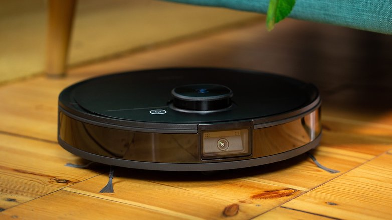 Der Kamera entgeht nichts – zumindest kein Hindernis! Ecovacs Deebot T9 AIVI auf einem Wohnzimmerboden