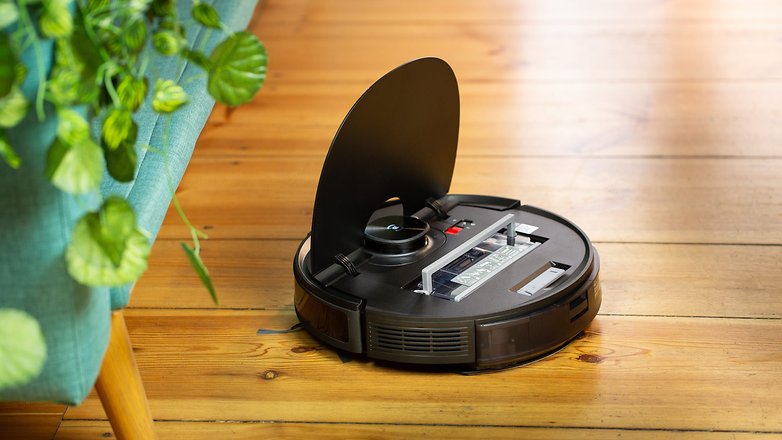 Ecovacs Deebot T9 AIVI mit geöffneter Klappe