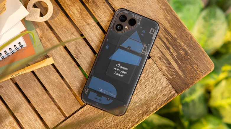 Le Fairphone 5 vu de haut et de dos avec sa coque en plastique transparent