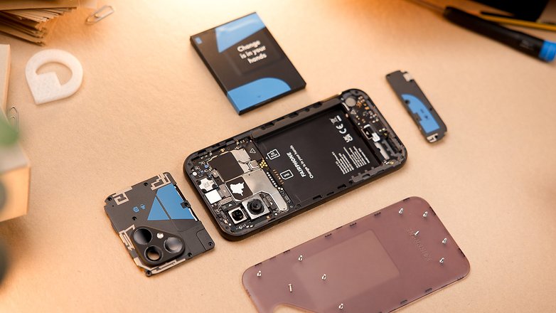 Le Fairphone 5 vu de haut avec ses composants démontés et disposés autour du chassis du smartphone