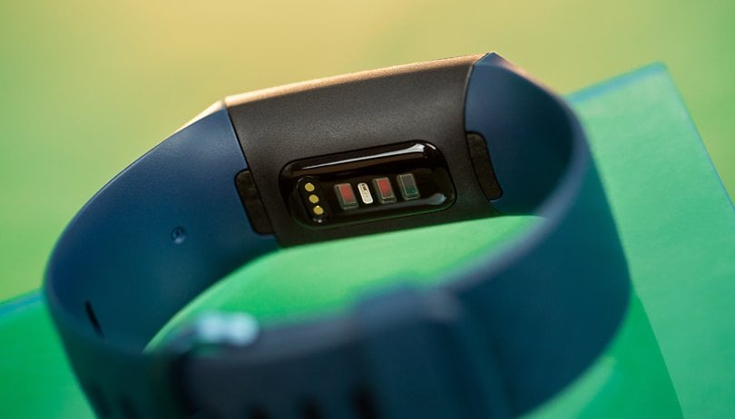 NextPit Fitbit Charge 4 back