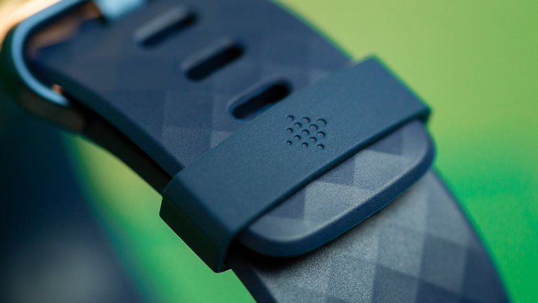 NextPit Fitbit Charge 4 logo strap