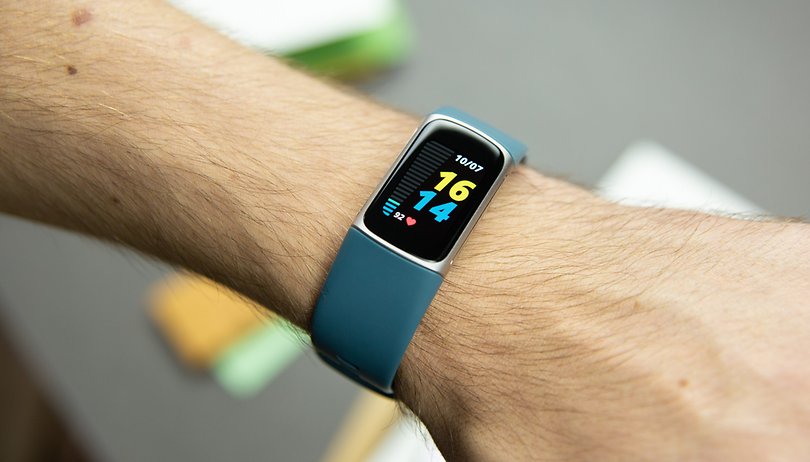 NextPit Fitbit Charge 5 hand