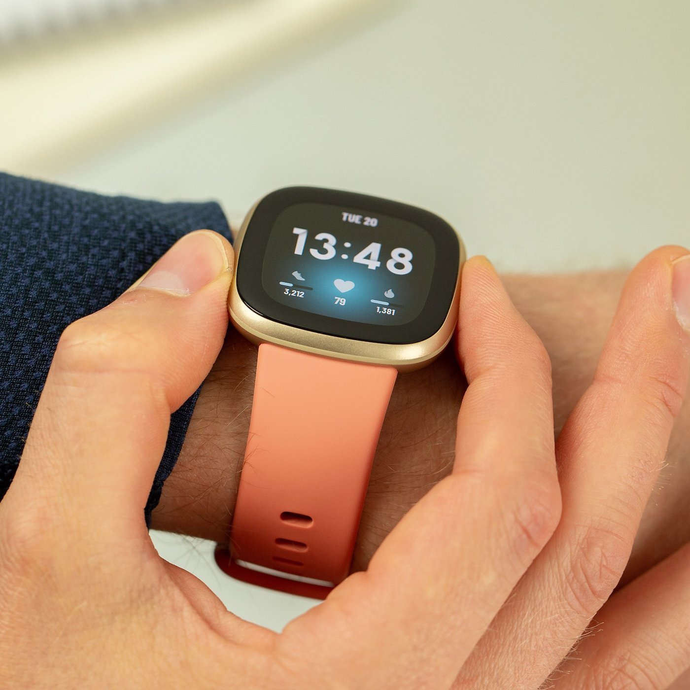 Fitbit Versa 3 im Test tolle Sport Smartwatch mit zwei Haken