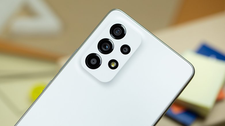 Blick auf ein weißes Galaxy A53 mit Fokus auf die Kameras