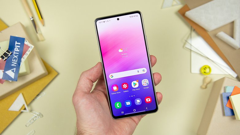 Samsung Galaxy A53 vizualizat în față