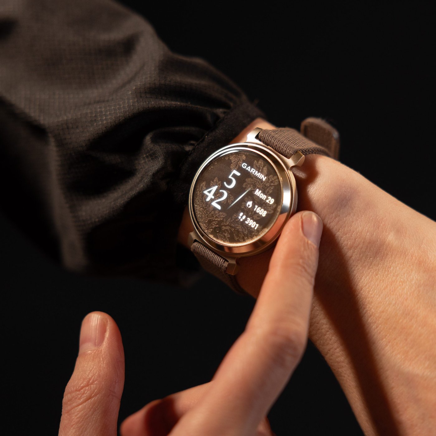 【廃盤】 Garmin Lily Classic ダークブラウン パロマ レザー Lily Classic | スマートウォッチ | Garmin 日本