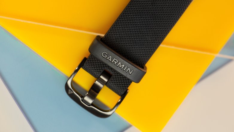 NextPit Garmin Venu strap logo