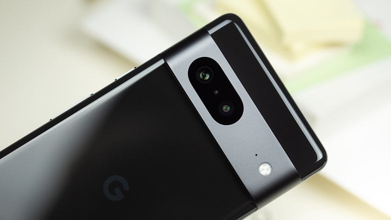 Die Rückseite des Pixel 7 mit dem Fokus auf die Kameraleiste