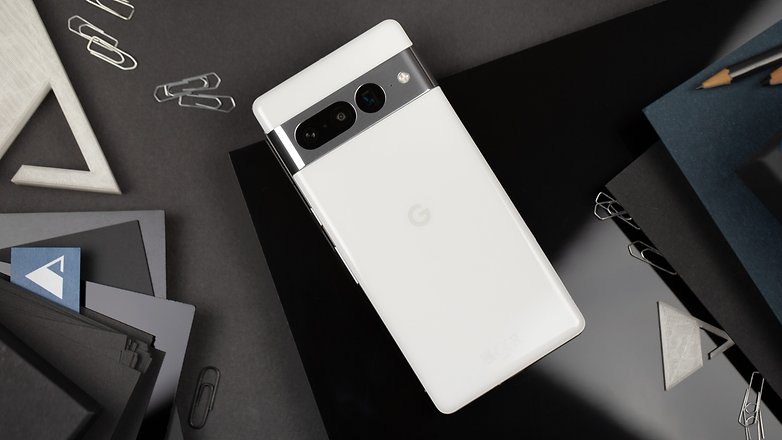 Google Pixel 7 Pro-Design auf der Rückseite in "Snow"