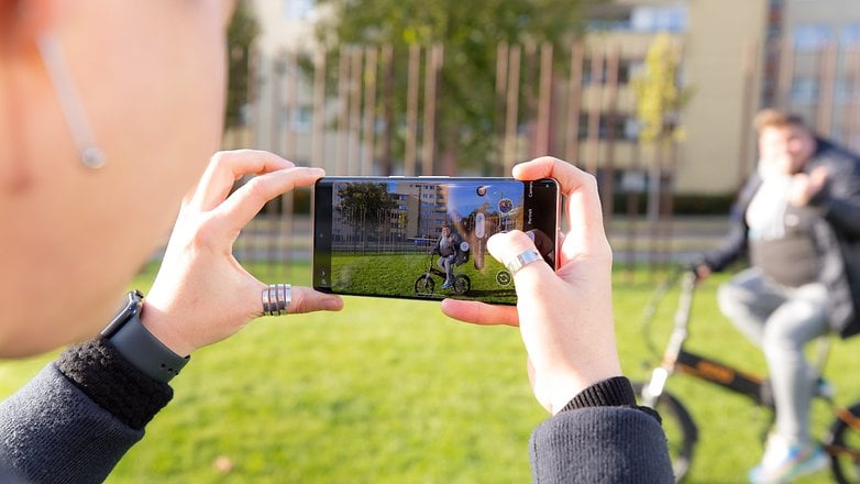 Google Pixel 7 Pro Camila tient le smartphone et prend Antoine en photo en exterieur