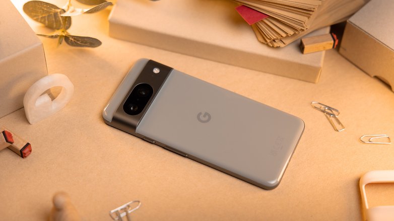 A Google Pixel 8 hátlapja kiemelve