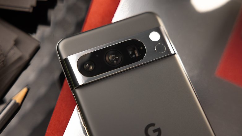 Le Google Pixel 8 Pro vu de dos avec un zoom sur la LED de son module photo qui abrite le capteur de température