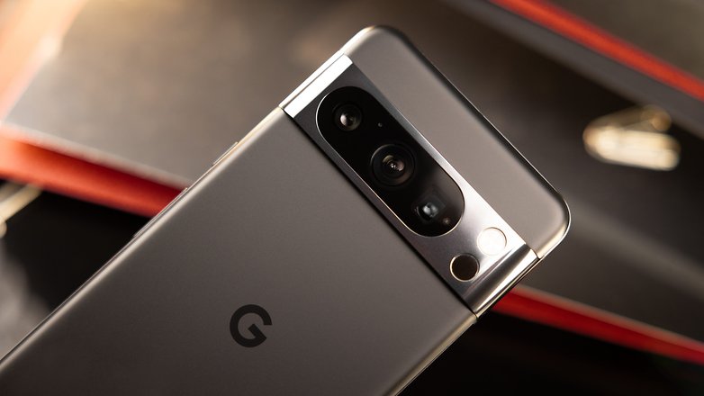 Le Google Pixel 8 Pro vu de dos en diagnoale avec son module photo arrière