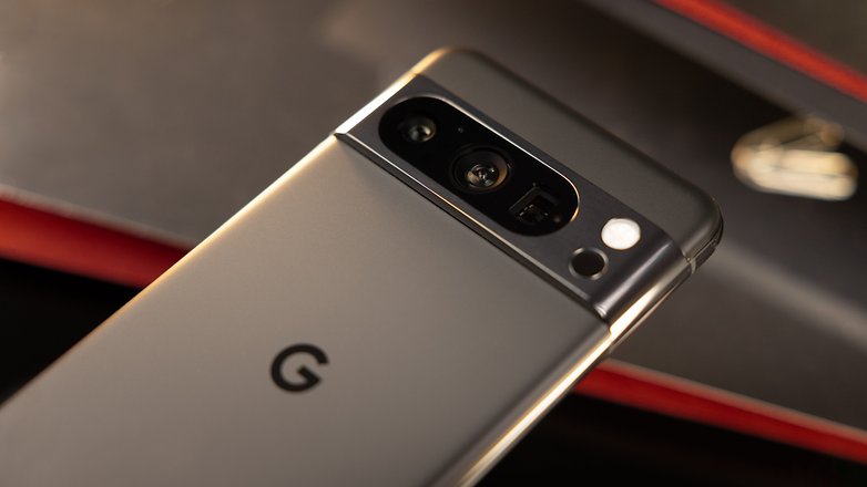 Le Google Pixel 8 Pro vu de dos avec son revêtement lisse