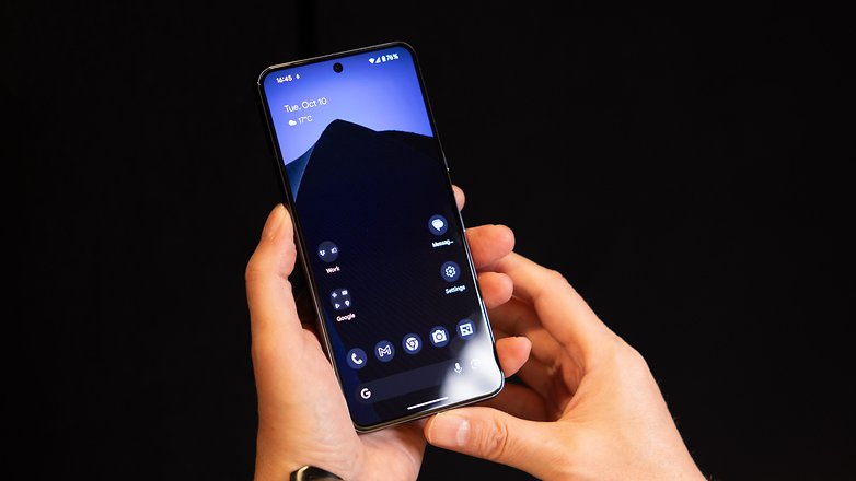 Le Google Pixel 8 Pro tenu à deux mains et vu de face avec son écran allumé