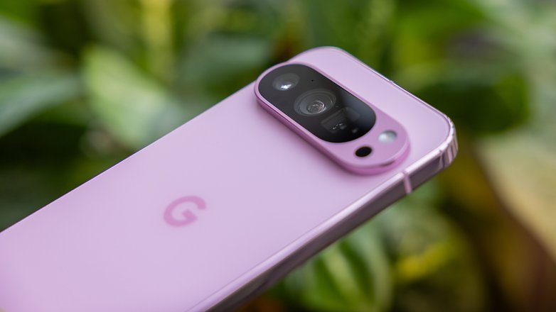 Nahaufnahme eines Google Pixel 9 Pro Smartphones in pink mit einem Dual-Kamera-Setup.