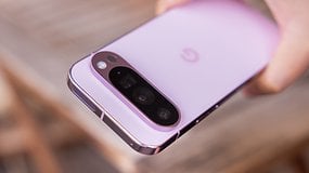 Nahaufnahme eines Google Pixel 9 Pro Smartphones in sanftem Rosaton, das das Kameramodul zeigt.