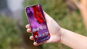 Une personne tenant un smartphone Google Pixel 9 Pro affichant un écran d'accueil coloré.