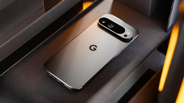 Google Pixel 9 Pro visto em ângulo e colocado com a tela para baixo numa mesa.