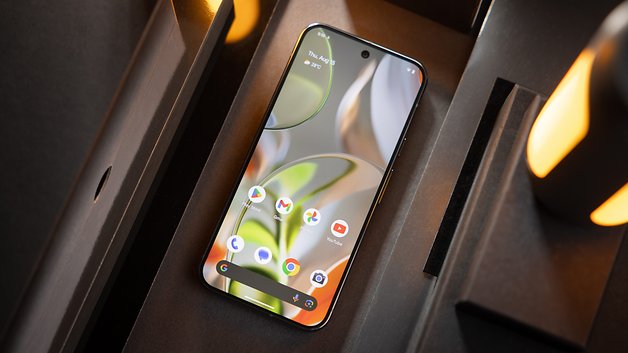 Google Pixel 9 Pro XL visto de cima e colocado sobre uma mesa com a tela ligada.