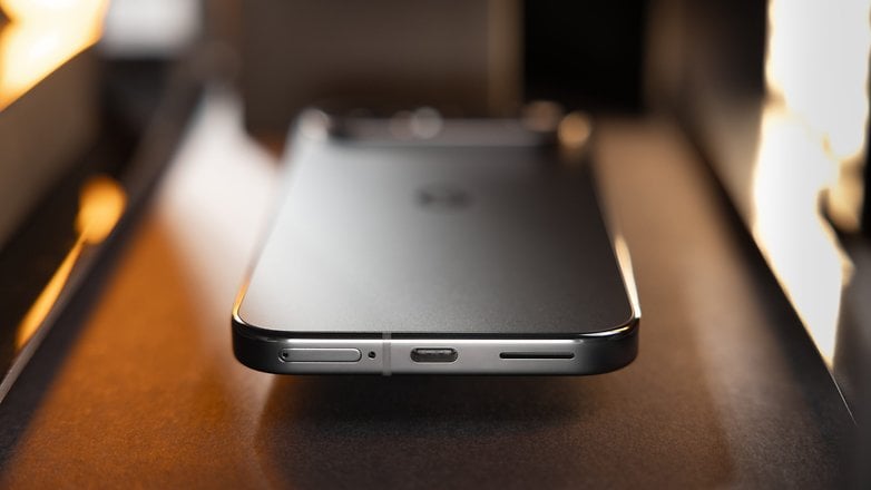 Le Google Pixel 9 Pro XL vu de dos et posé à plat sur une table, laissant apparaître son port USB-C.