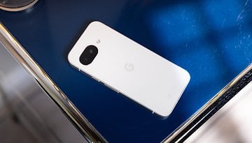 Um smartphone Google Pixel 9a repousado sobre uma superfície azul.