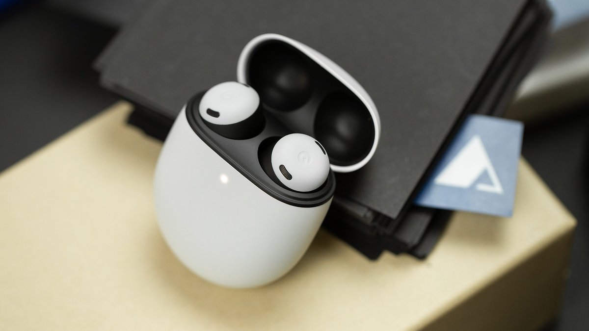 NextPit Google Pixel Buds Pro Case Open